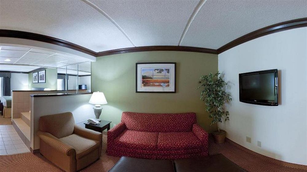 Holiday Inn Express Hotel & Suites Charleston-Ashley Phosphate By Ihg North Charleston Exterior photo