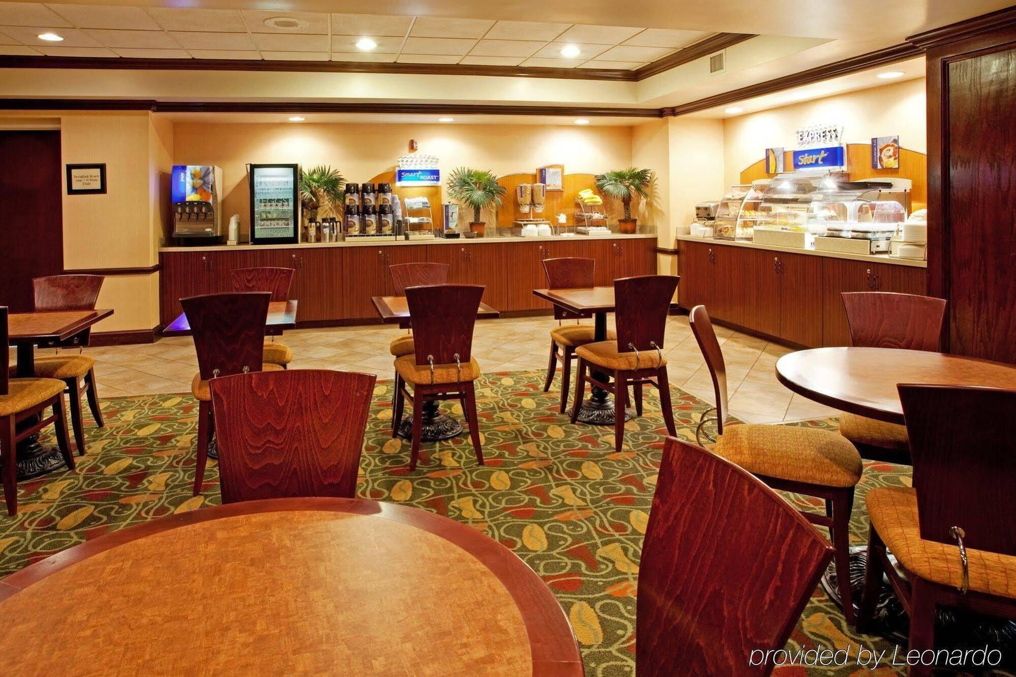 Holiday Inn Express Hotel & Suites Charleston-Ashley Phosphate By Ihg North Charleston Exterior photo